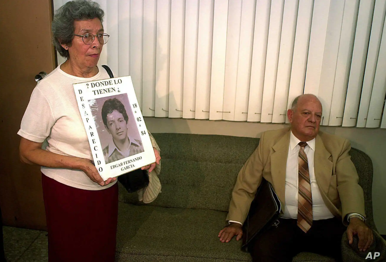  Emilia García, madre de Fernando García, sostiene la foto de su hijo. Foto: AP /Moises Castillo. 